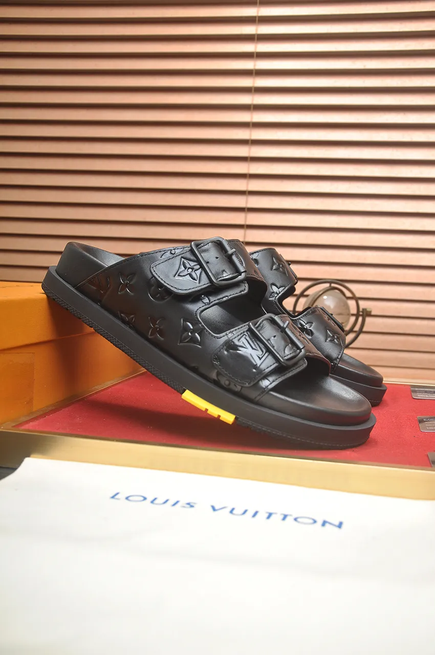 Men's shoes 💰400💶 [Louis Vuitton LV slippers] (high-end cowhide) counter 1:1 fashion style, a must-have for summer! The designer used LV’s iconic outsole. The original simple slippers instantly become fashionable! The upper is made of flexible special cowhide leather straps alternately, and the workmanship is exquisite! A must-have for stylish men in summer, size 38-45 (45 customized)